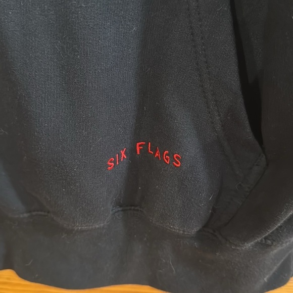 Six flags  men’s hooded sweatshirt size medium. - Picture 2 of 6